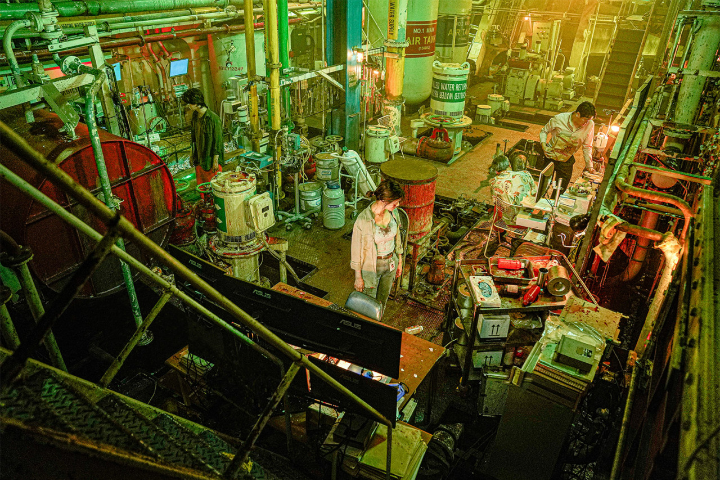 늑대사냥스틸컷_지하실에서서있는정소민과장동윤