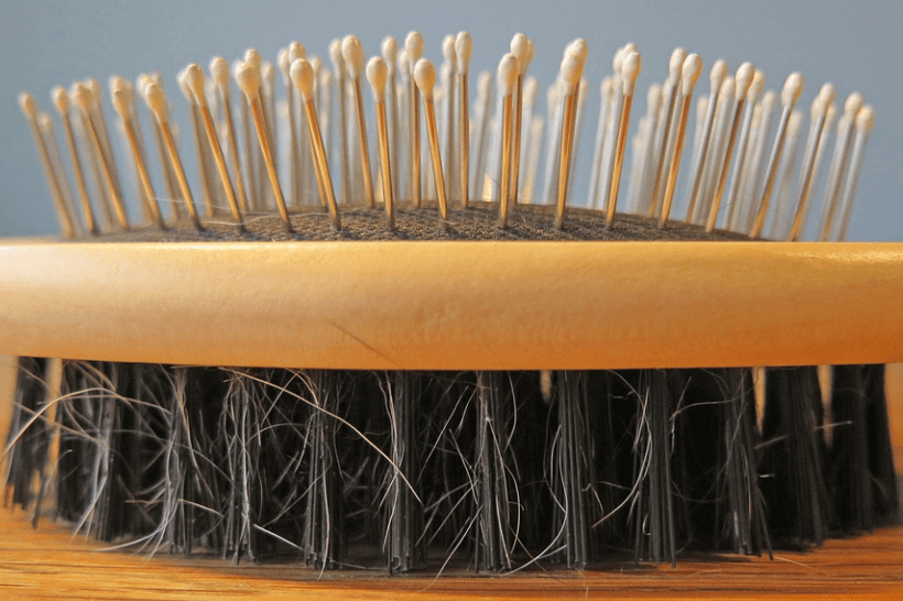 양면 머리 빗이 놓여 있다