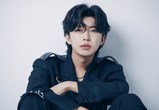 임영웅이-견장이-달린-슈트를-입고-앉아-지긋이-바라보는-사진