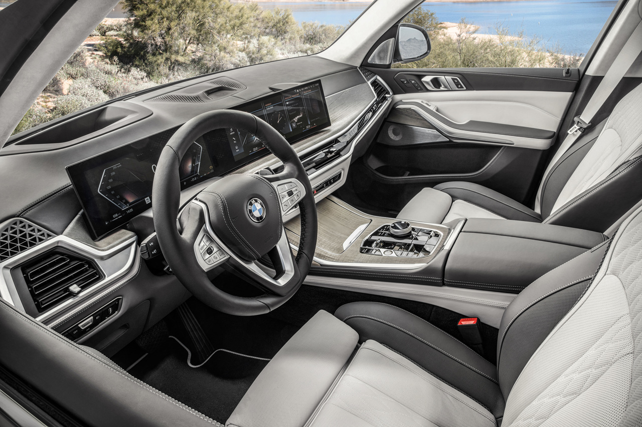 2024년형 BMW X7 실내 1열 운전석 사진