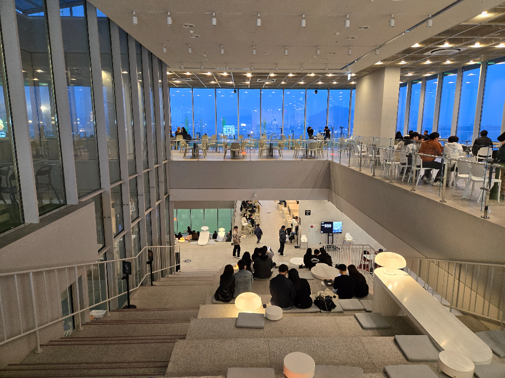 피아체 대형 카페 – 감성적인 인테리어와 맛있는 커피