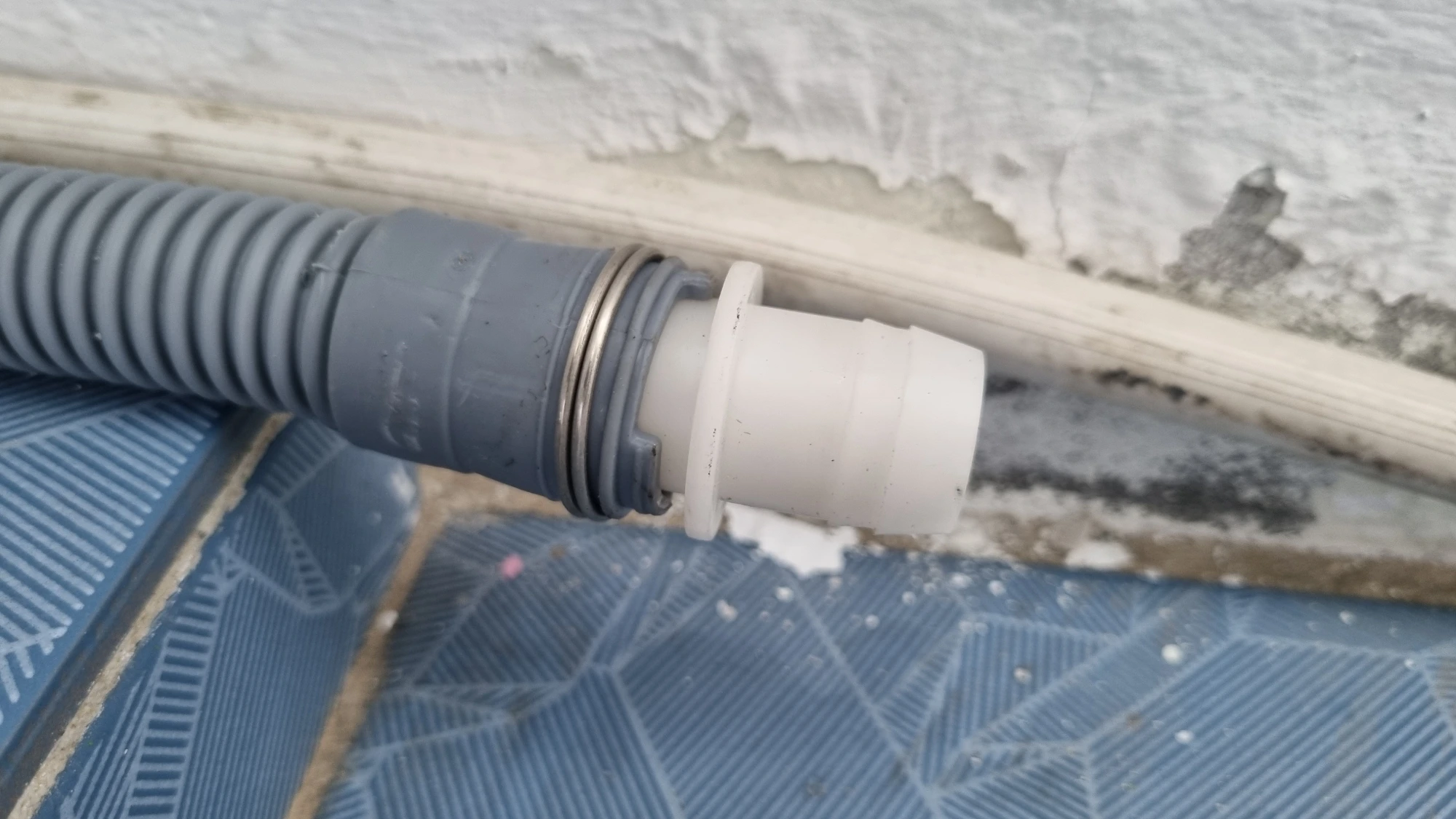 연결 배관 끼운 상태