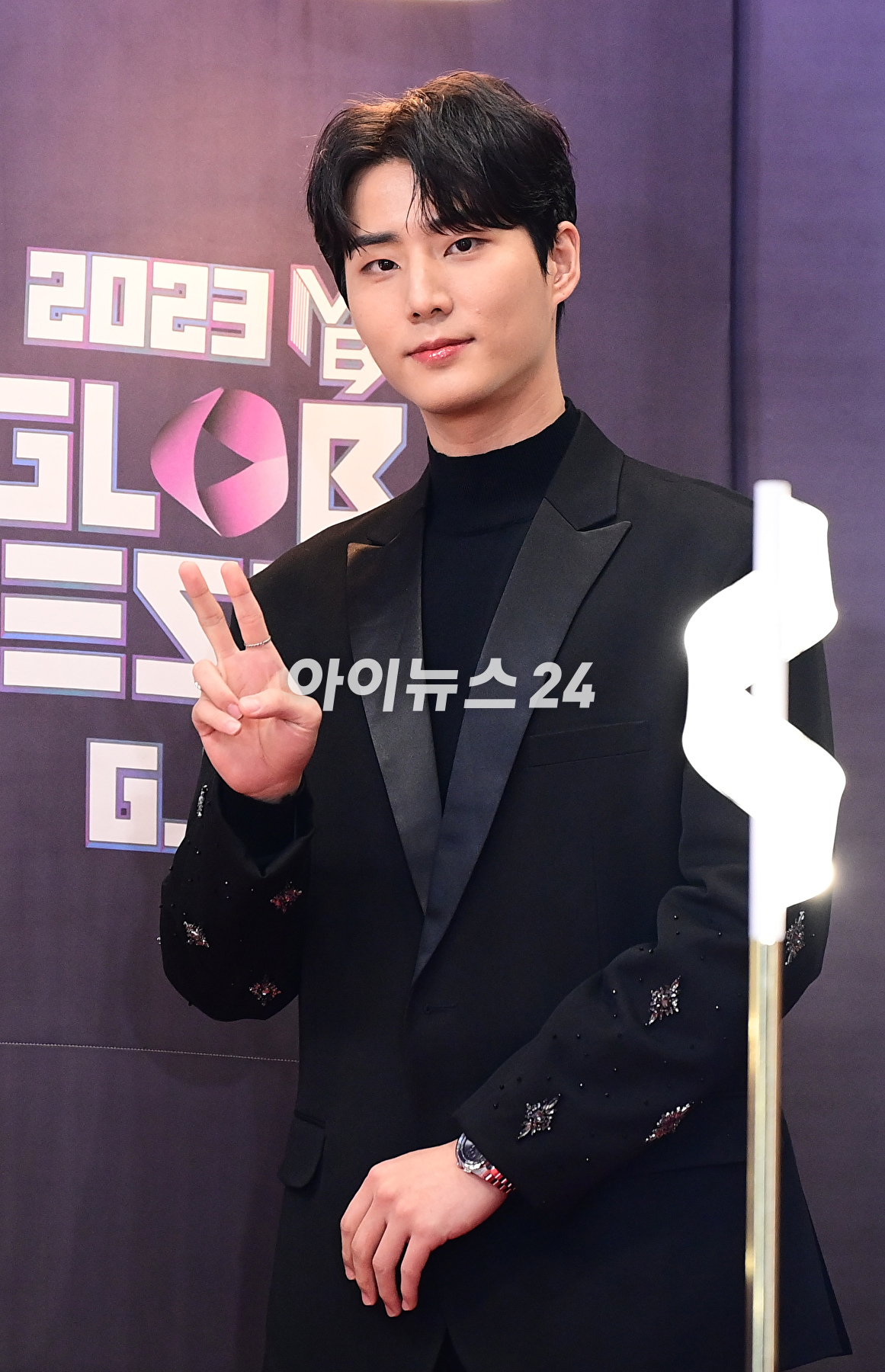 그룹 데이식스 영케이가 15일 오후 서울 여의도 KBS홀에서 열린 &#39;2023 뮤직뱅크 글로벌 페스티벌&#39; 레드카펫 포토월 행사에 참석하고 있다. [사진=정소희 기자]