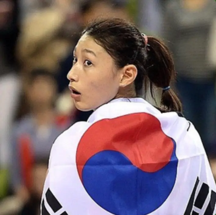 태극기를 등에 두른채 뒤를 돌아보는 김연경