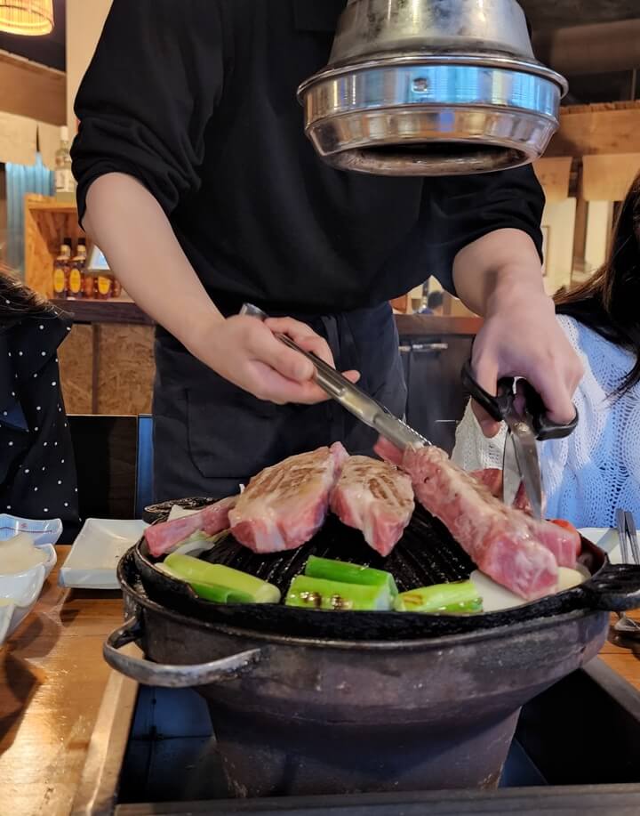 양갈비를 가위로 자르고 있는 모습
