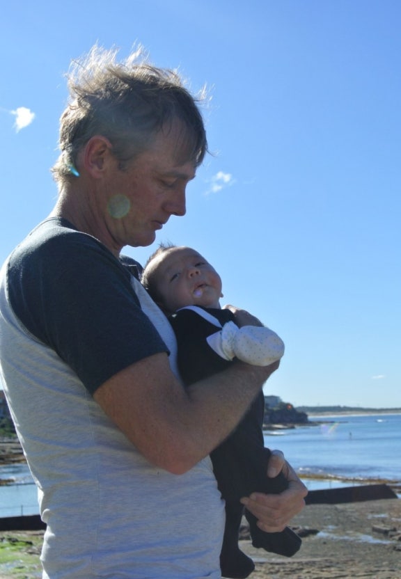 남편도 육아에 적극적으로 참여하는 모습의 사진