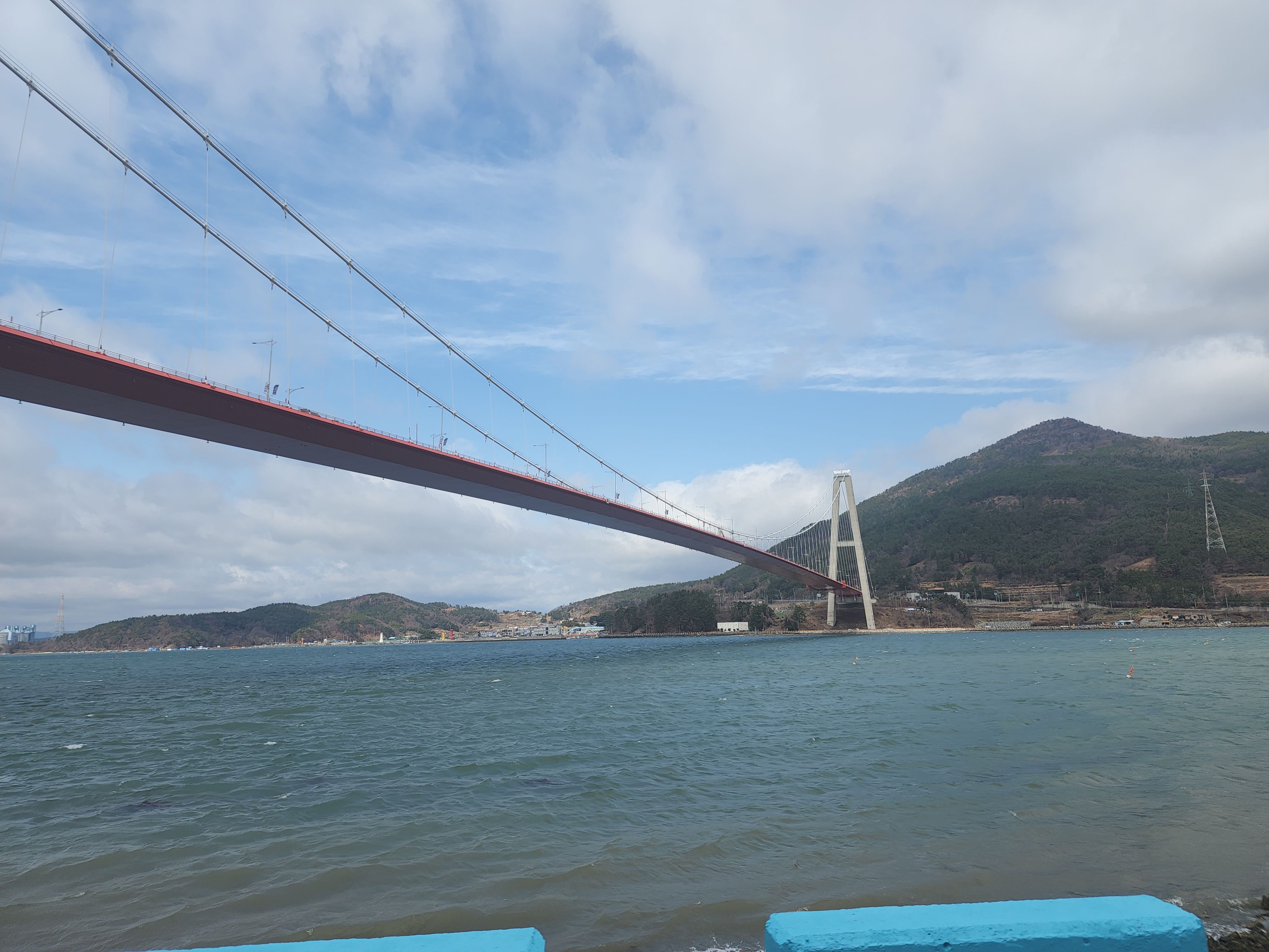 다리밑의 바닷가