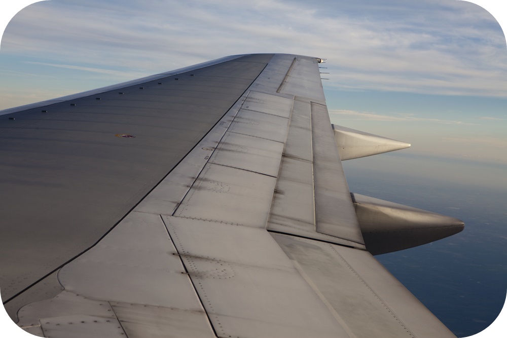 여객기-창문-밖-파란하늘-날개-풍경