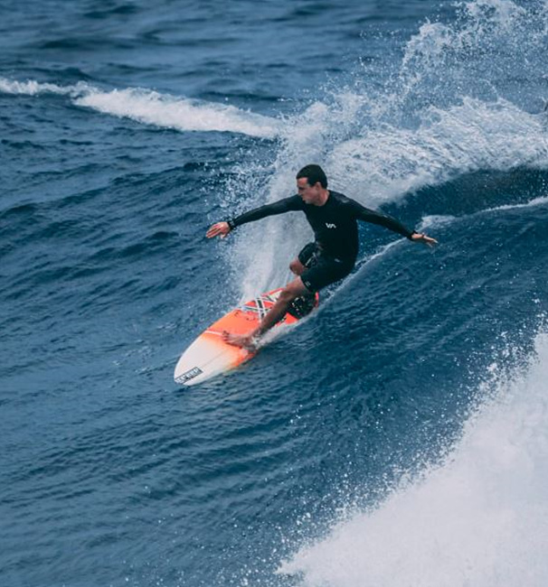 서핑하는 남자 사진