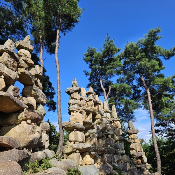 큰바위로 쌓아올린 천불천탑