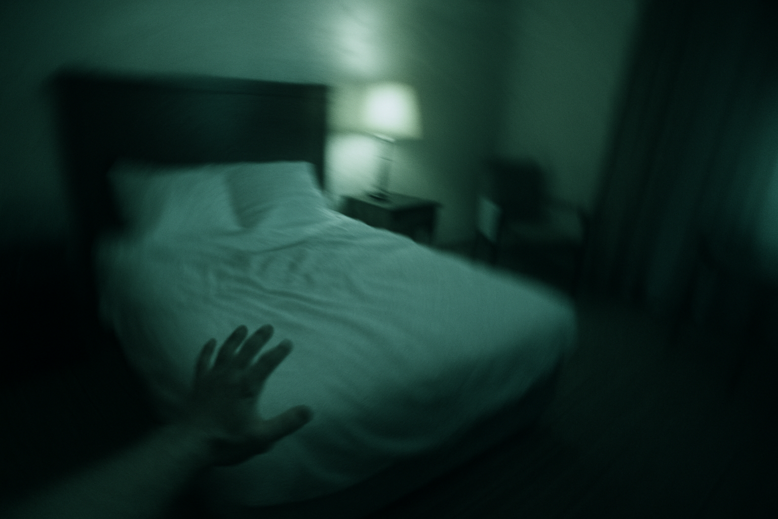 호텔 방안에서 어지러운 상황을 1인칭으로 묘사한 일러스트