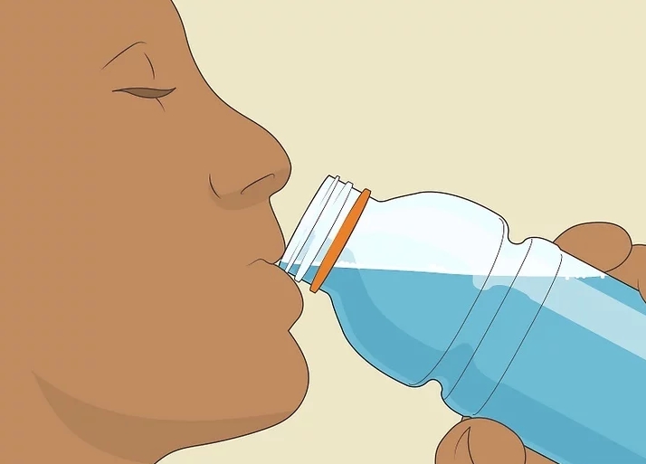 속을 편하게 하는 음료를 조금씩 마신다