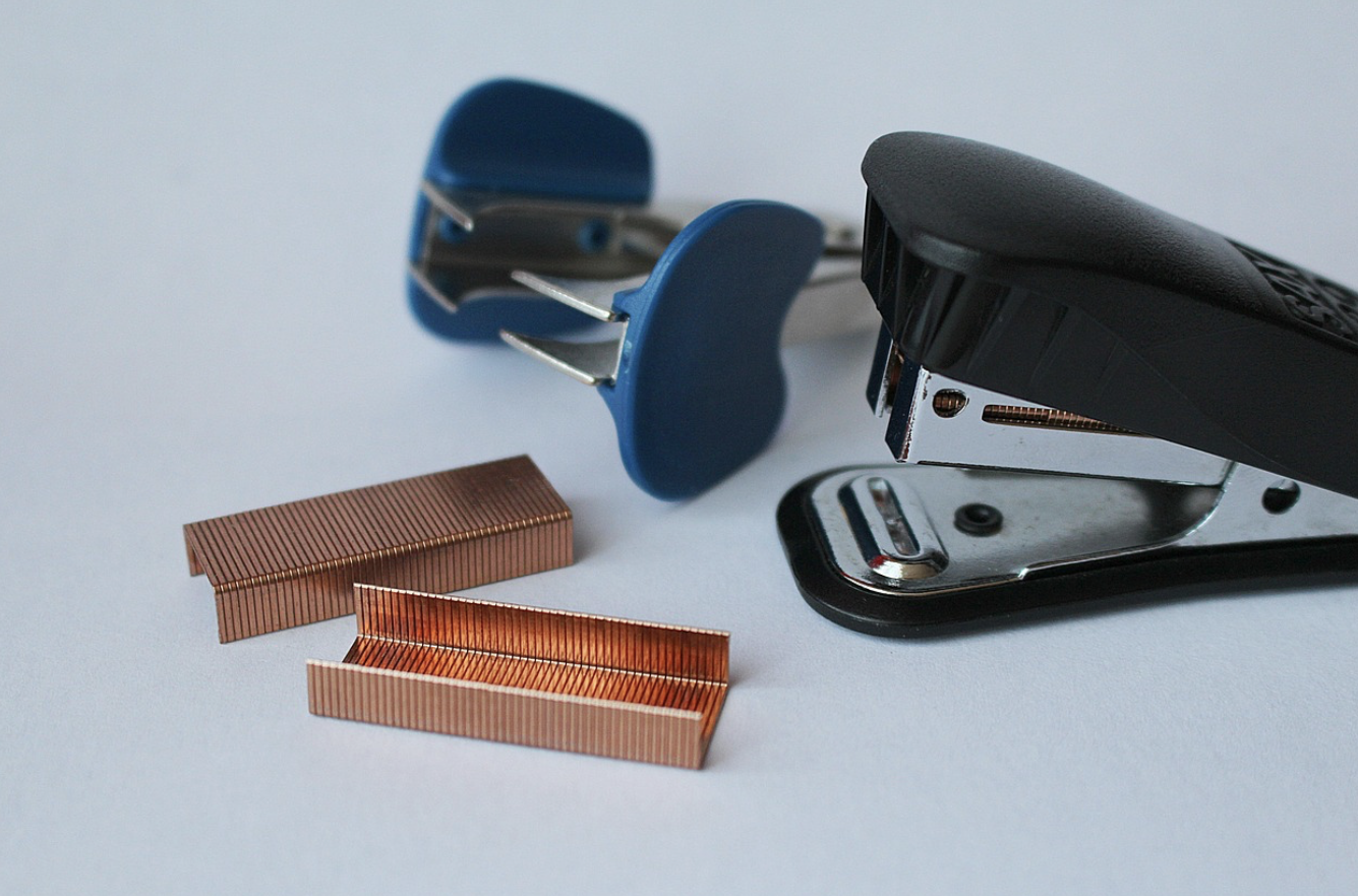 스테이플러의 비밀: 고대부터 존재한 종이 묶는 기술