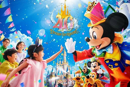 아이와 디즈니 캐릭터가 하이파이브를 하고 있는 사진