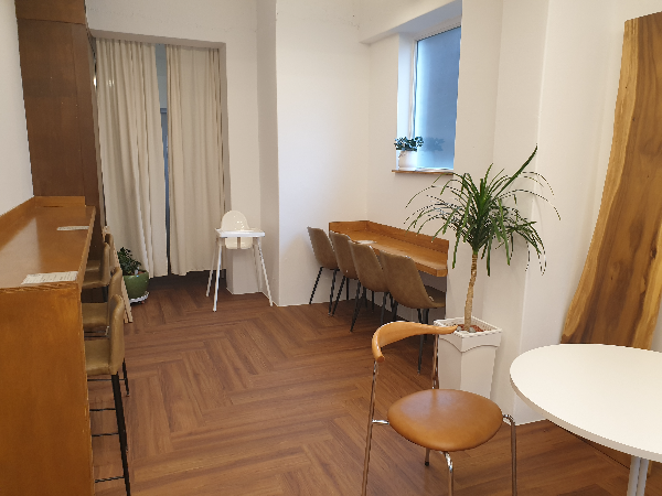 우드 헤링본 바닥과 우드 테이블 그리고 흰색 벽면이 깔끔한 인상을 준다.