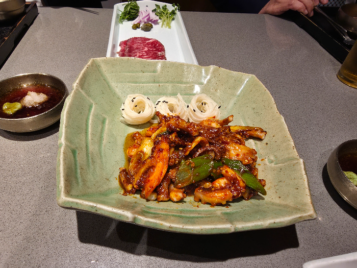 한일관 광화문점에서 제공하는 낙지구이가 테이블 위에 있다.