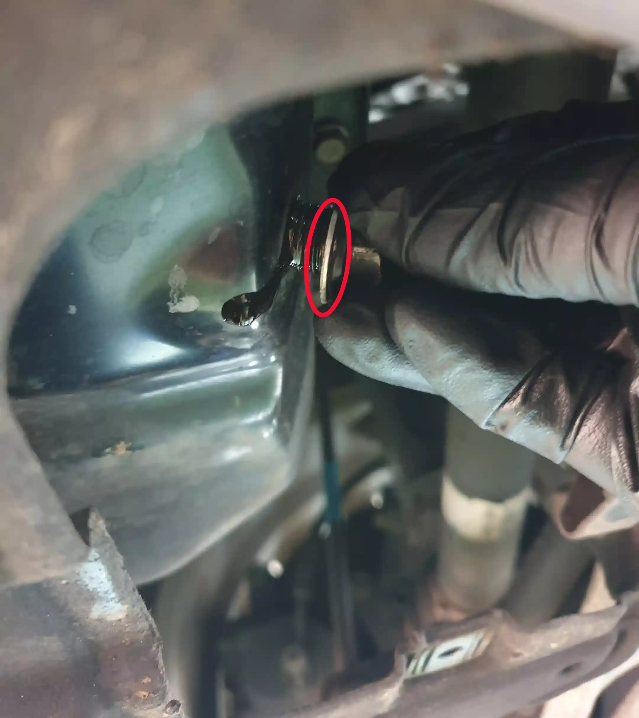 손으로 오일 드레인 플러그 풀기