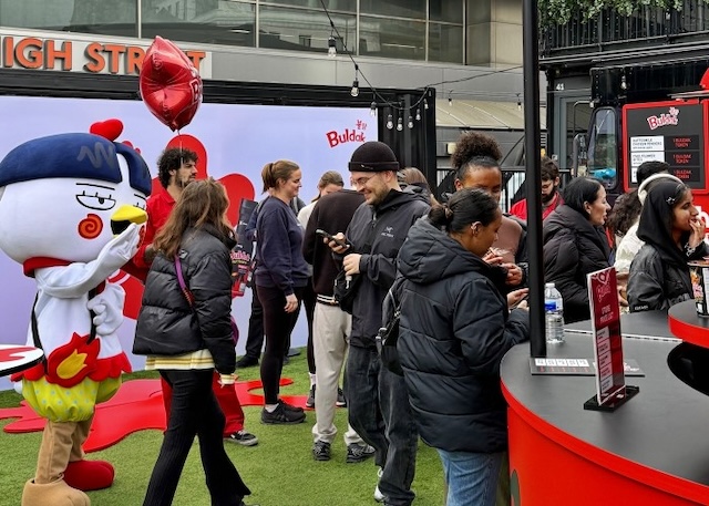 삼양라운드스퀘어가 이달 초 영국 런던에서 진행한 ‘소스 익스체인지’ 캠페인에 모인 참가자들.