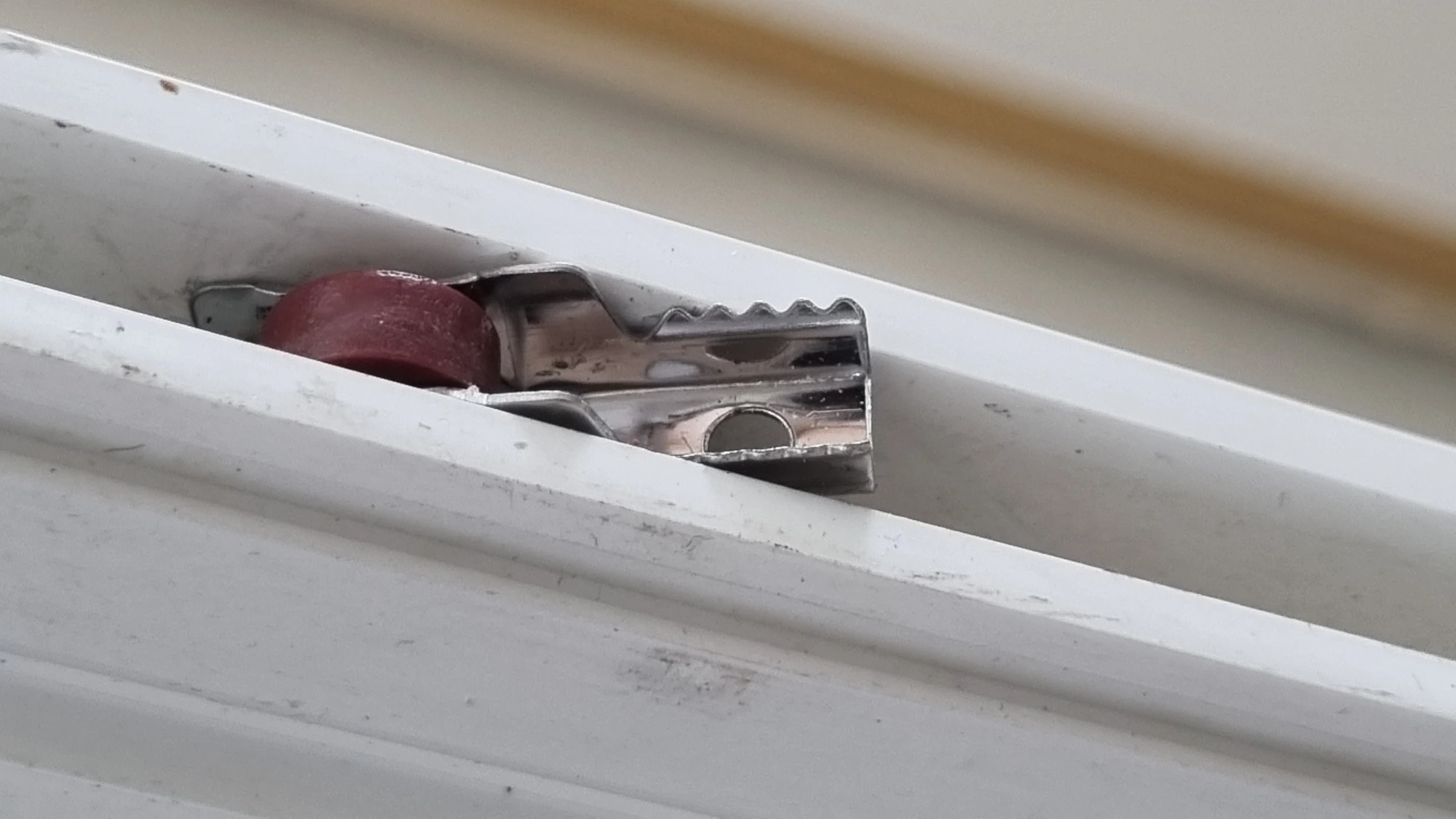 방충망 롤러 끼우는 모습