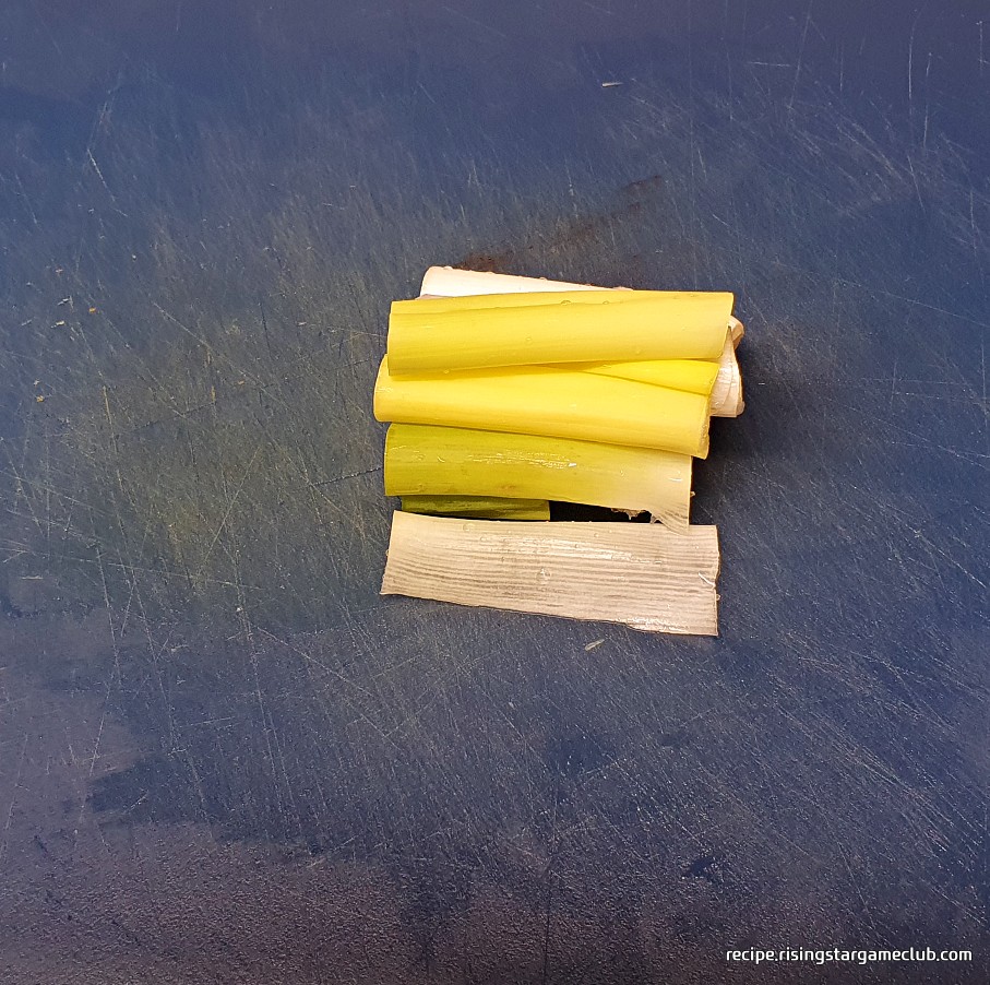 소고기 탕국에 들어갈 대파를 잘라 놓은 사진