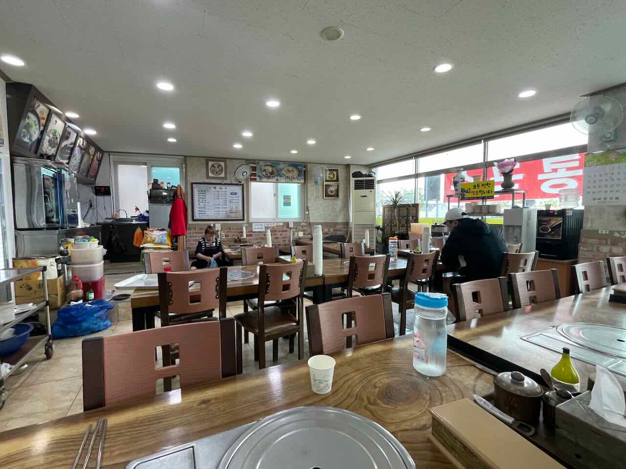 식당내부 모습 테이블 모습