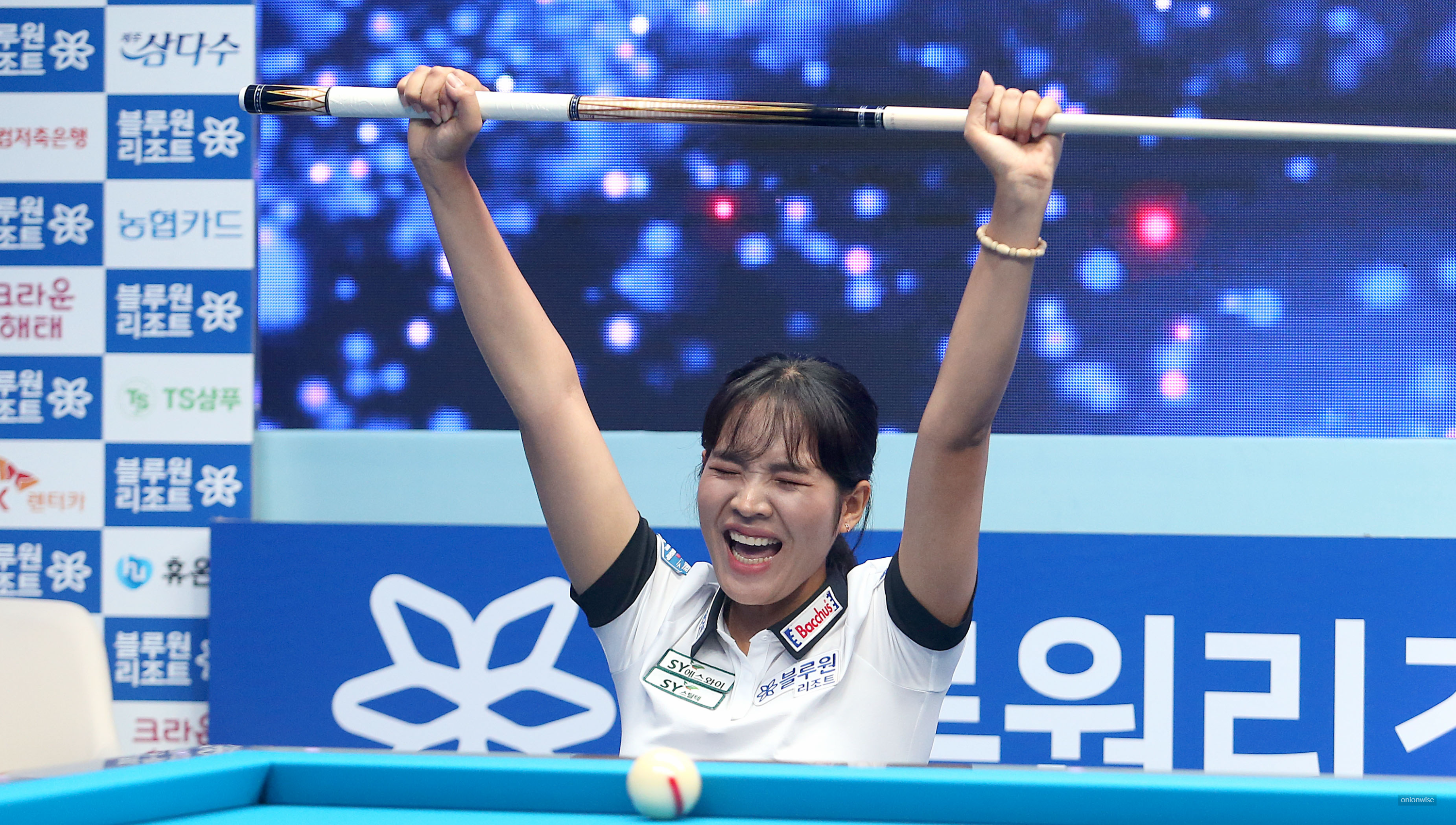 엄마, 나 우승했어! 스롱 피아비의 우승 축하 세레모니