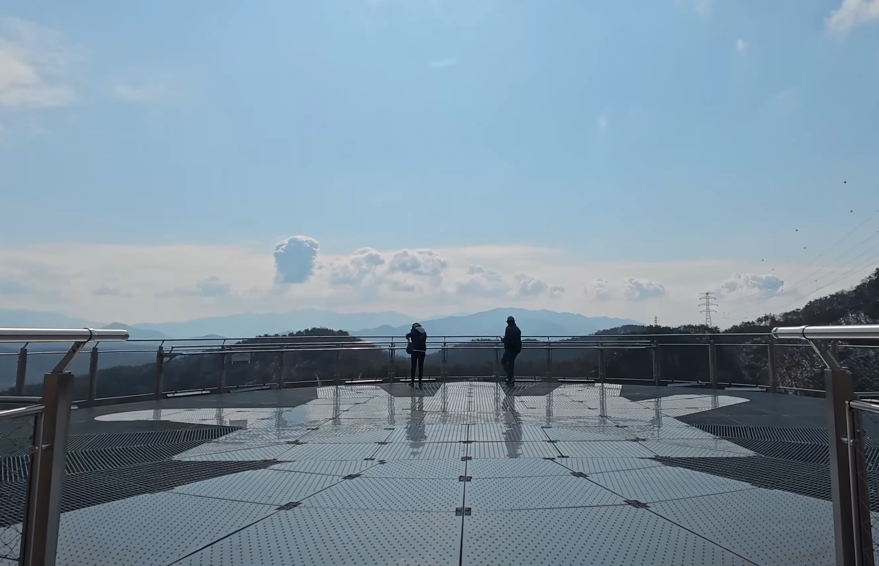 소금산의 스카이타워는 바닥도 하늘의 모습을 그대로 담아서 반사해줍니다. 