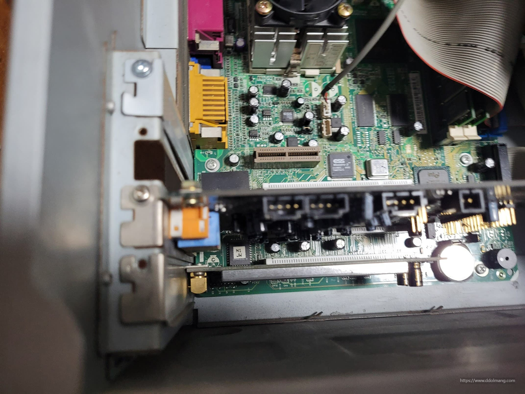 사운드 블라스터 Live 5.1이 PC에 장착된 모습