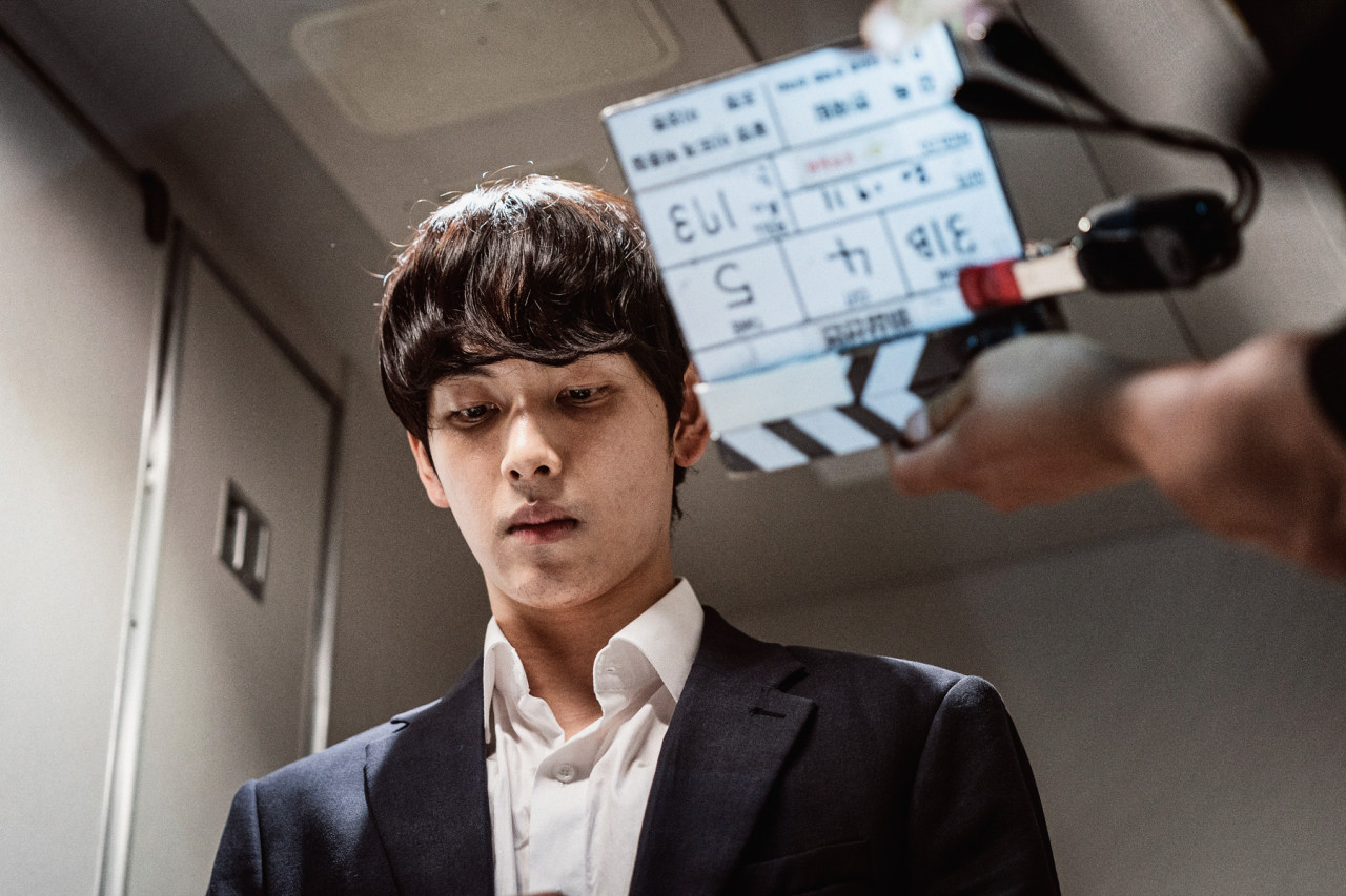 배우 임시완이 연기 준비를 하고 있다.