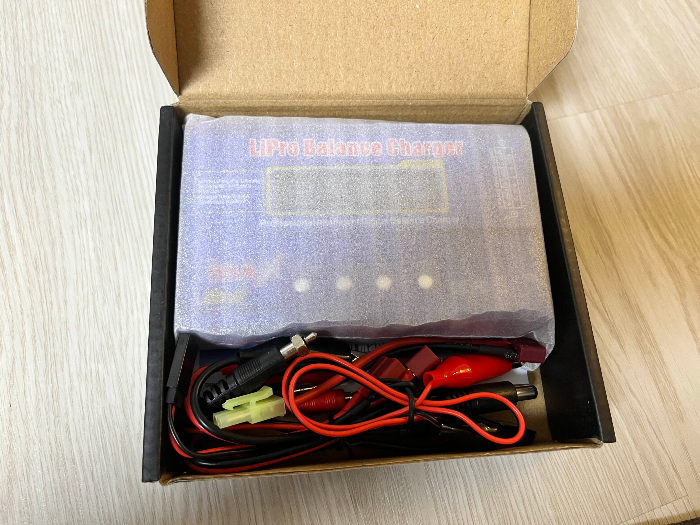 전동건 배터리 및 배터리 충전기의 모습 2