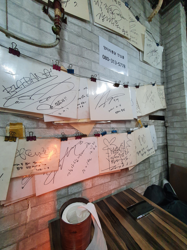 벽에-가득한-싸인들