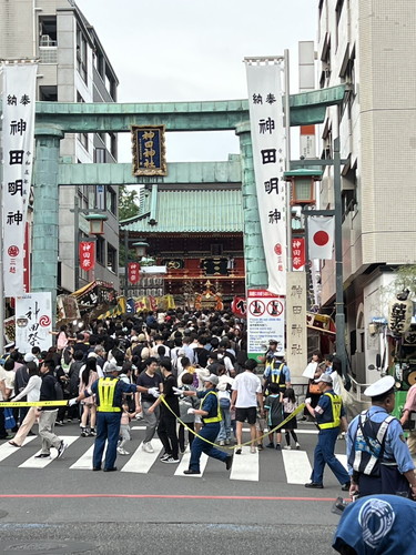 칸다묘진으로 향하는 사람들