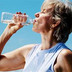 중년 여성의 건강한 수분 섭취