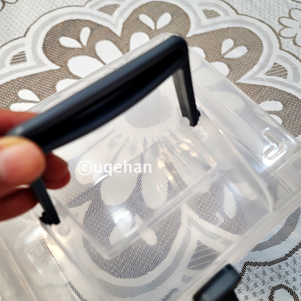 다이소 스톡박스 상세사진으로 손가락으로 뚜겅의 손잡이를 잡고 있다.