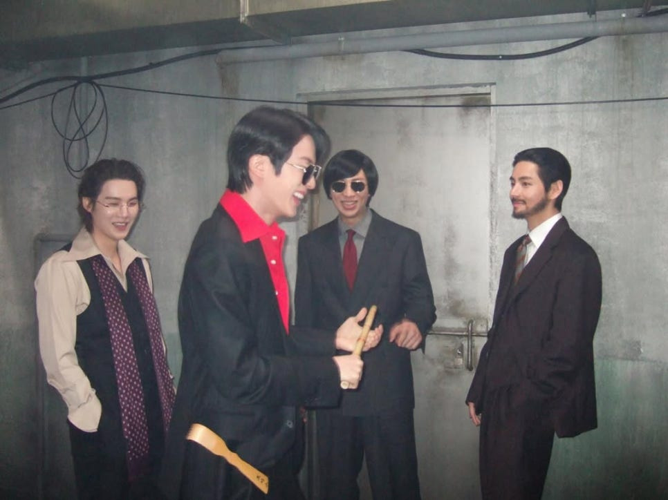 방탄소년단 멤버들이 2.0 뮤직비디오를 찍고 포즈를 취함