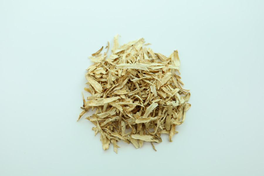 야생에서 채취를 한 길경을 깨끗하게 세척한 후에 편으로 썰어 놓은 것을 하얀 바닥 위에 수북하게 놓아두고 찍은 사진