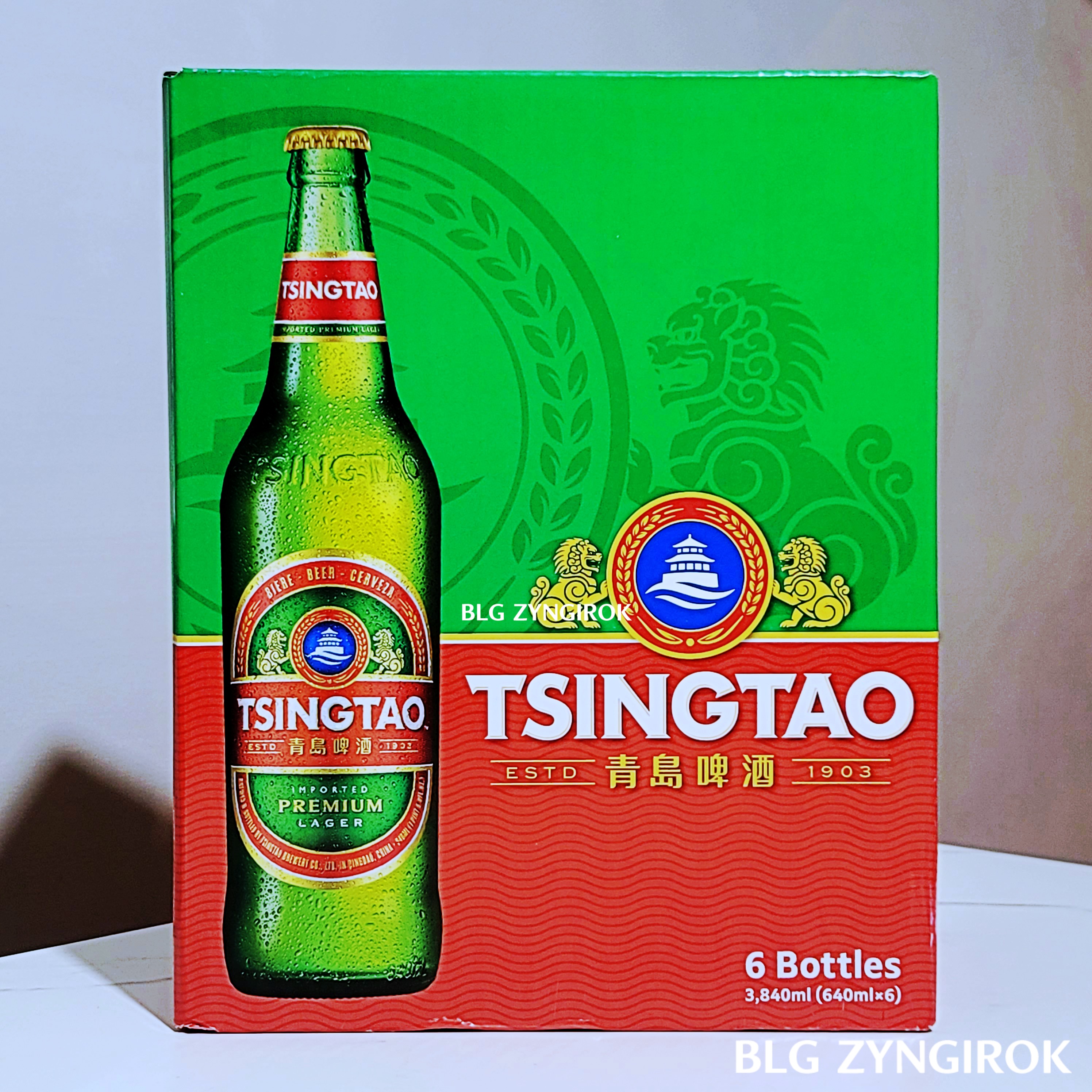 칭타오 맥주 상자가 테이블 위에 놓여있다.