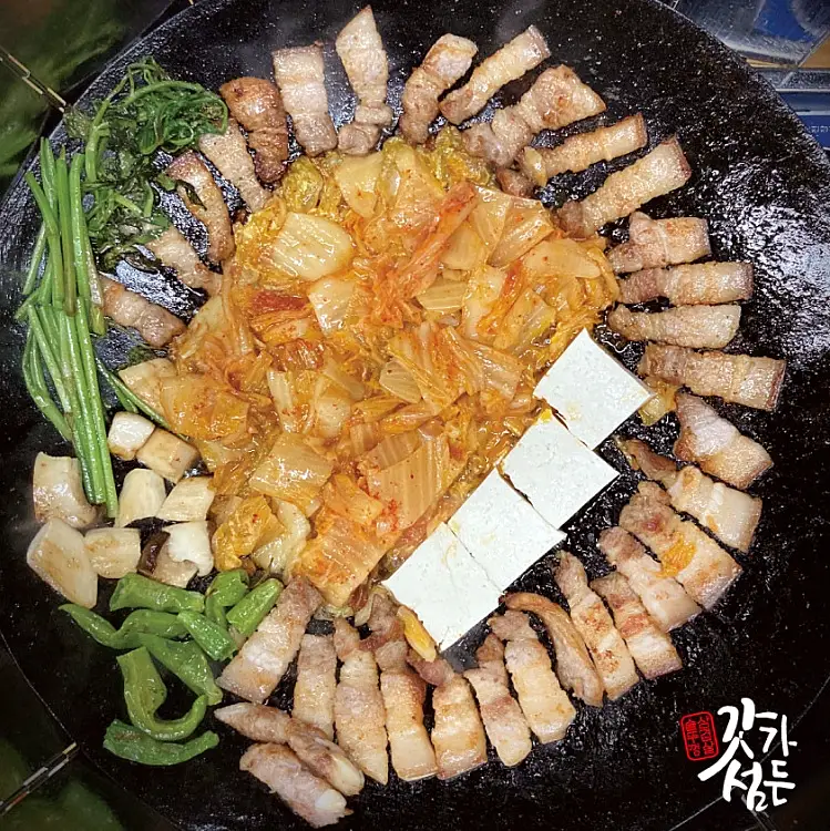 오션뷰 바다 보며 먹는 솥뚜껑에 구운 묵은지 삼겹살 맛있는 곳 추천