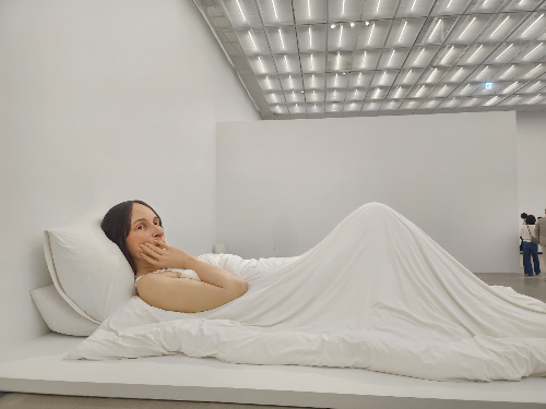 하얀침대에 누워 어느 한곳을 응시하는 여인