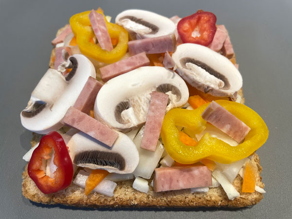 토스트 맛있게 만드는 법 - 야채 토핑하기