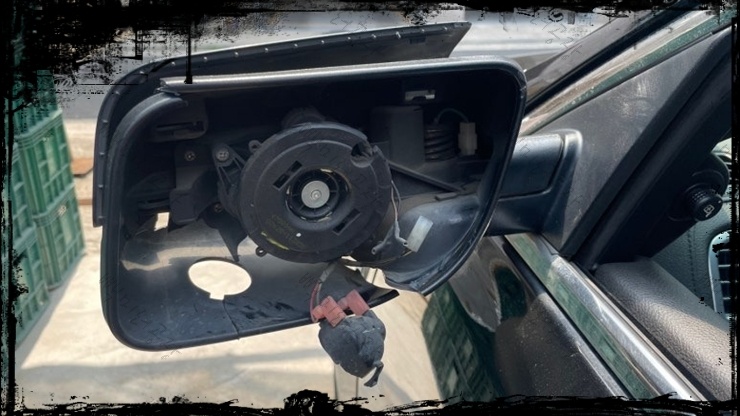 MKS 사이드미러 파손 수리전 측면부(좌) 거울부(우)
