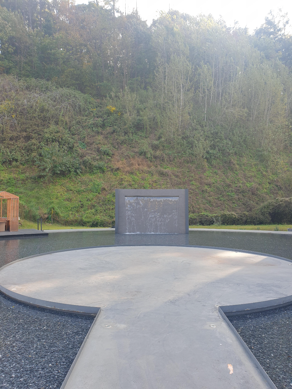 작은 폭포와 중앙 섬으로 되어 있는 수정원. 바닥은 검은 돌일 깔려있다.