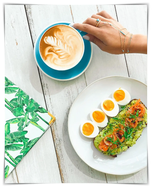 커피-계란-야채가 올려진 빵- 아침식사로 차려진 테이블