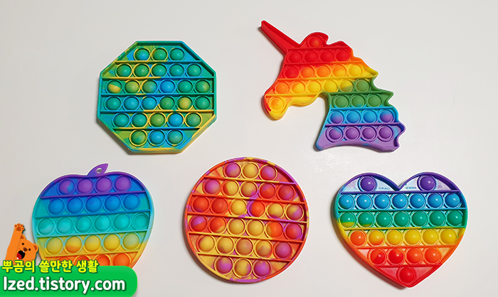 다양한 모양의 팝잇 혹은 푸시팝