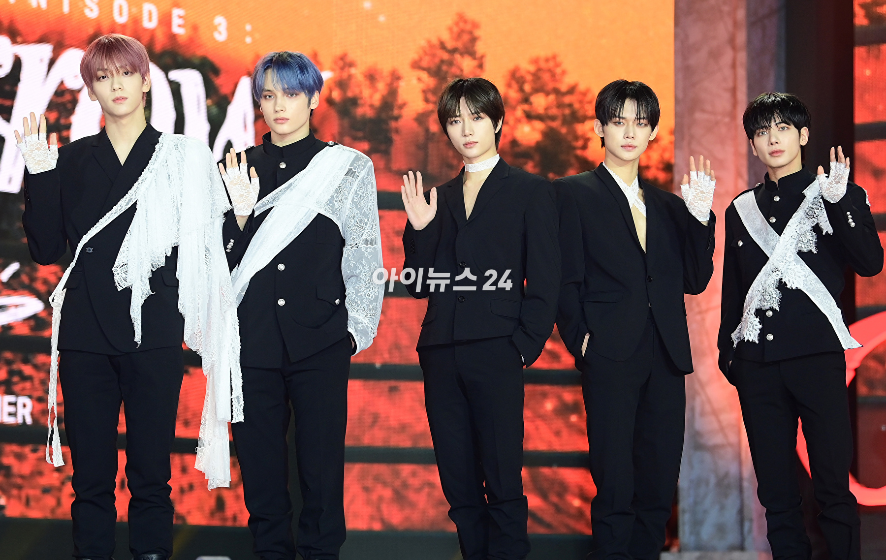 그룹 투모로우바이투게더(TXT)가 1일 오후 여섯 번째 미니앨범 &#39;미니소드 3 : 투모로우(minisode 3: TOMORROW)&#39; 발매 기념 쇼케이스에 참석하고 있다. [사진=정소희 기자]