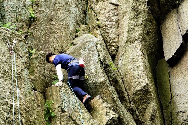 오버행 위 안전 지대를 확인 중,