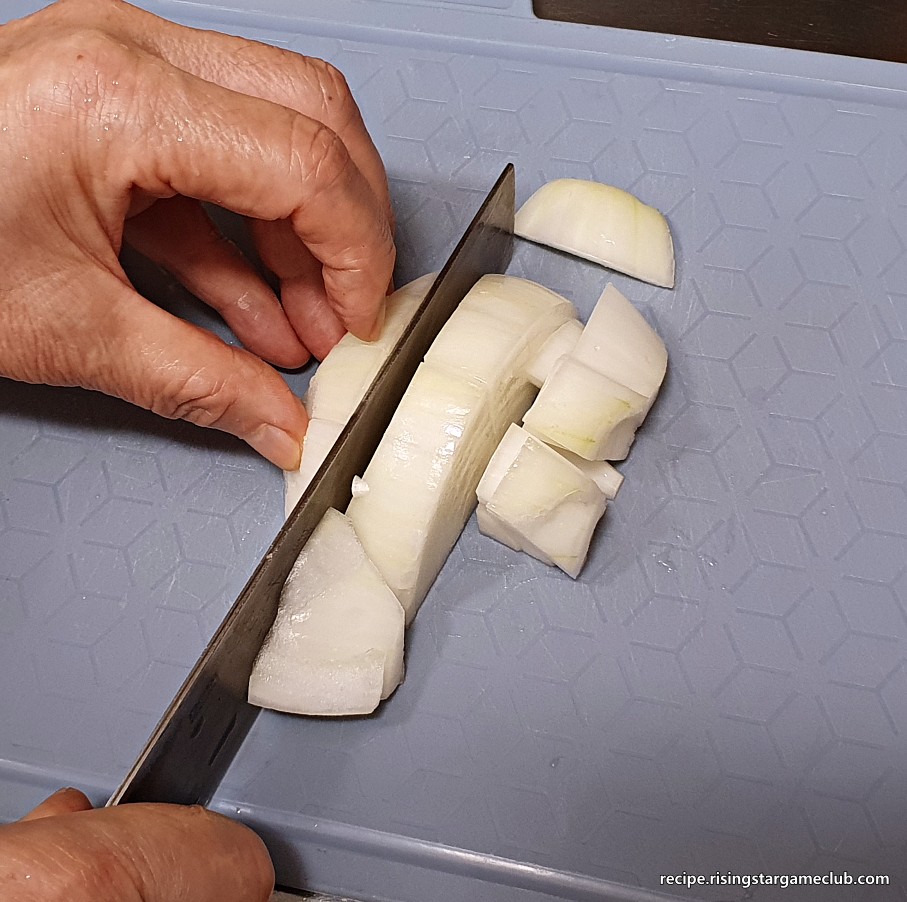 돼지고기 카레라이스에 들어갈 양파를 큐빅 모양으로 써는 사진