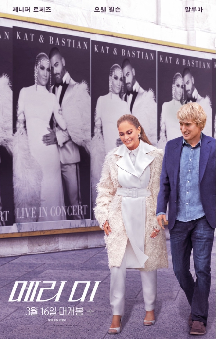 여자와 남자가 다정하게 걷는 사진