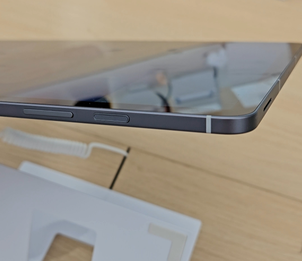 갤럭시탭 S10 FE+ 측면 버튼 디자인