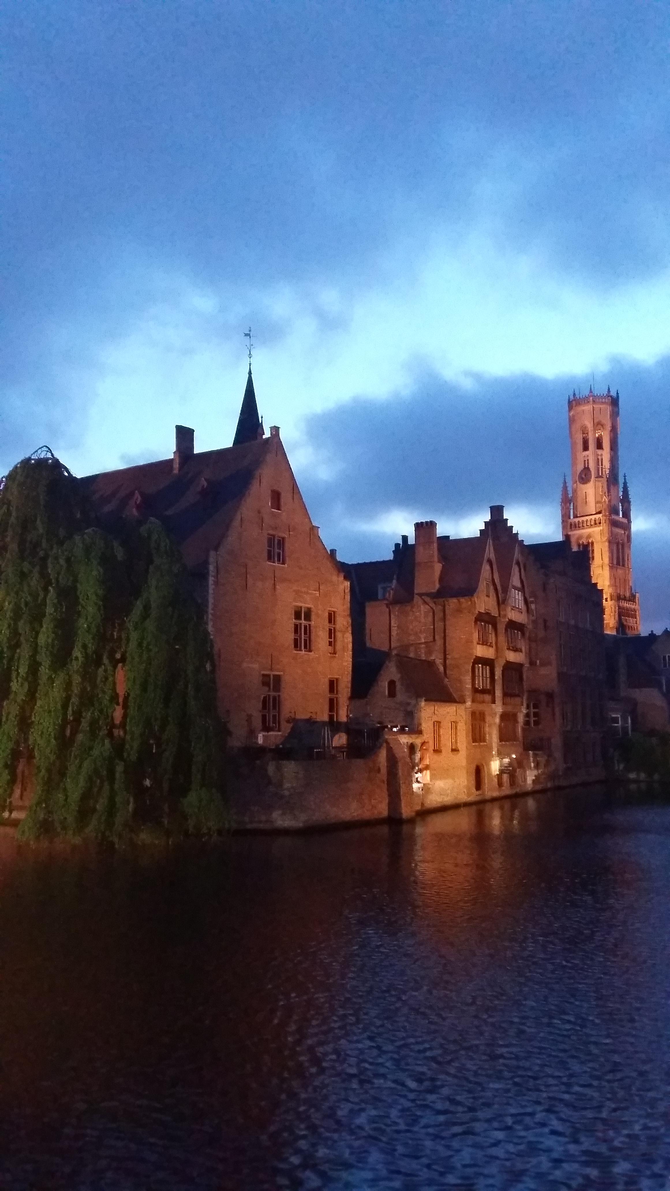 벨기에 브뤼허 종탑과 운하